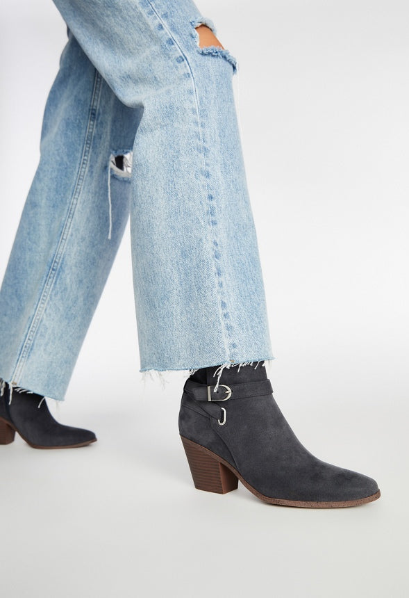 Della Ankle Bootie Magnet