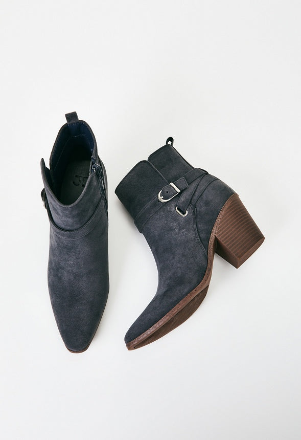 Della Ankle Bootie Magnet