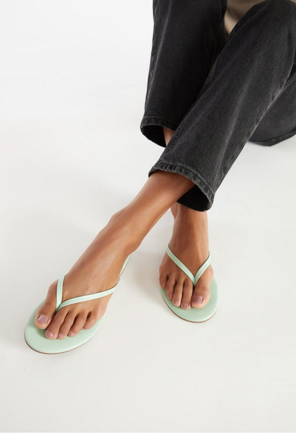 LAYLA FLAT THONG SANDAL Hemlock