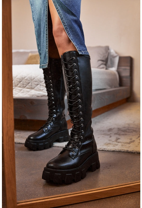 VIENNA LUG SOLE FLAT BOOT Black