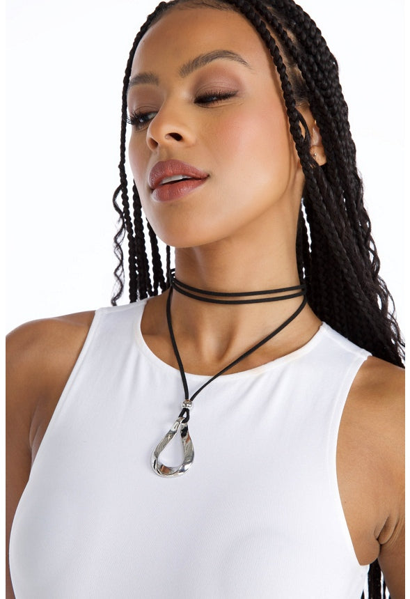 Ora Fixed Suede Lariat With Organic Ring Pendant Necklace Black/ Silver