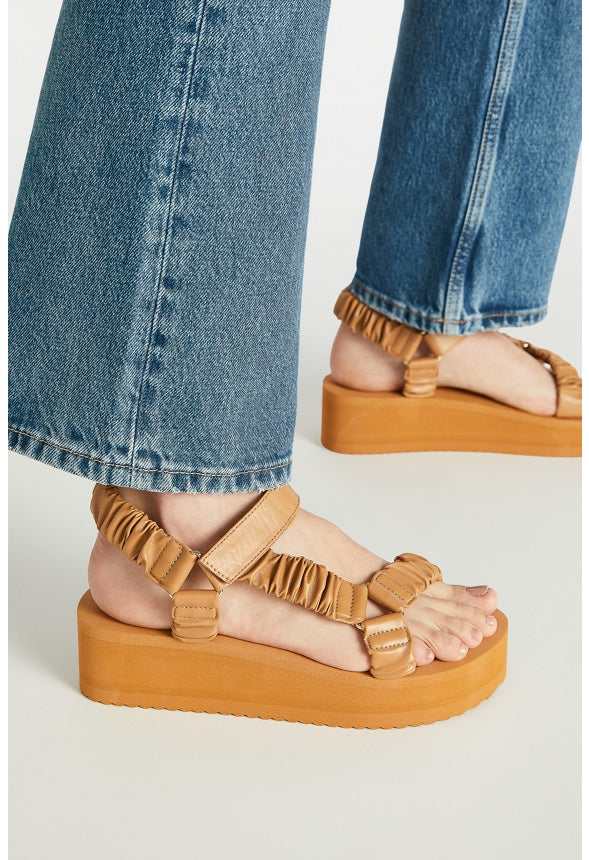 TANEISA RUCHED STRAPPY WEDGE Light Camel