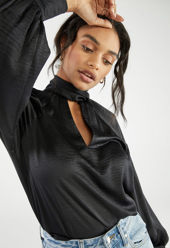 KNOTTED COLLAR SATIN BLOUSE Caviar